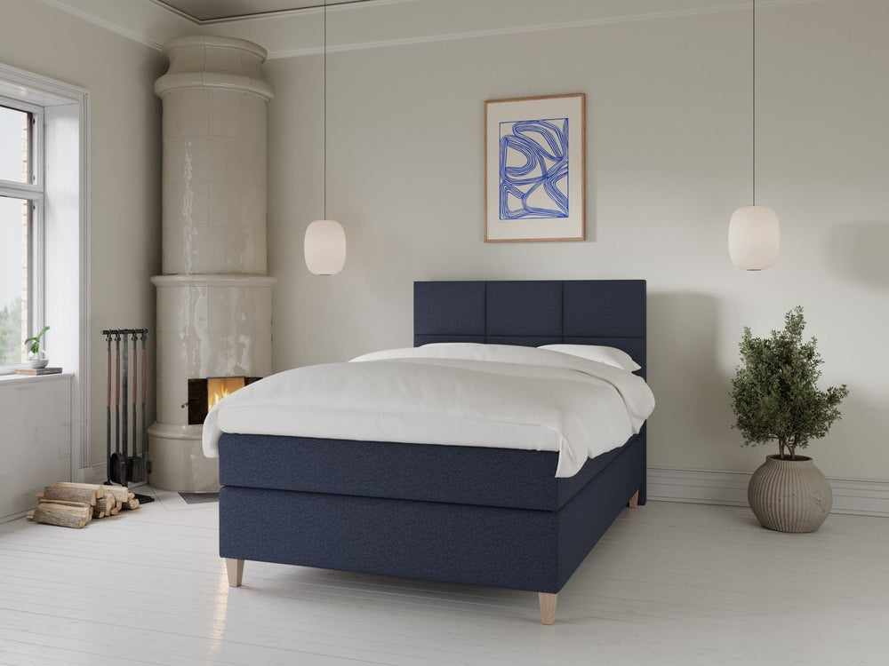 Snefrid Fjord 120x200 Dyb blå Nordic Dream tilbyder senge med skandinavisk design og højkvalitets materialer. Oplev perfekt komfort for en god nattesøvn. Bestil din i dag!