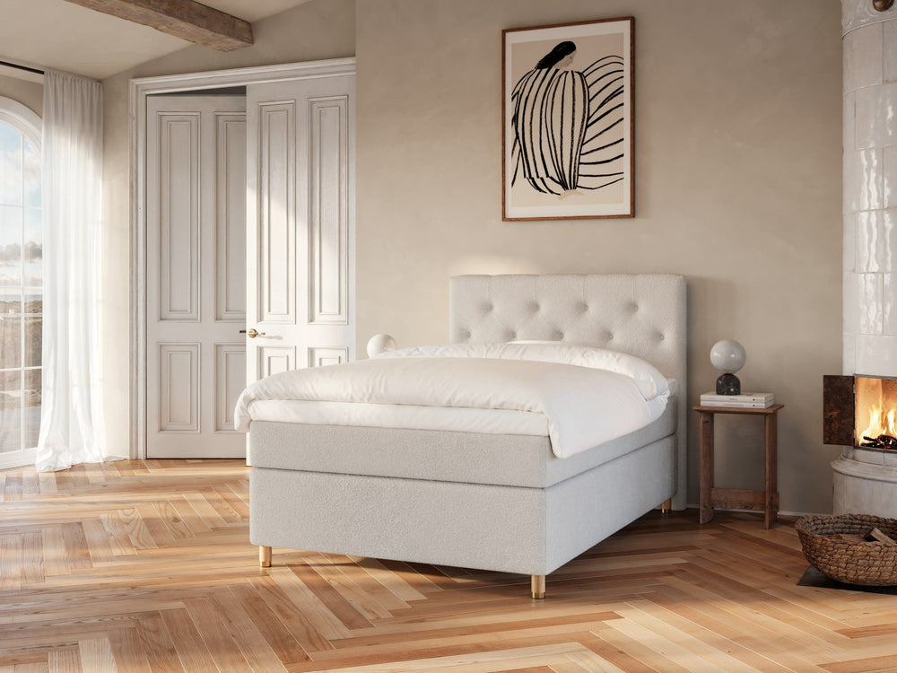 Nora Nordlys 140x200 Bouclé cream Nordic Dream tilbyder senge med skandinavisk design og højkvalitets materialer. Oplev perfekt komfort for en god nattesøvn. Bestil din i dag!