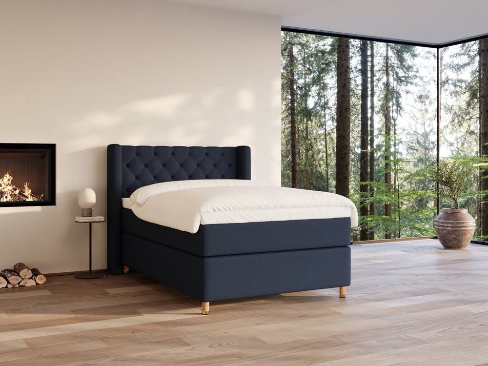 Eira Fjord 140x200 Dyb blå Nordic Dream tilbyder senge med skandinavisk design og højkvalitets materialer. Oplev perfekt komfort for en god nattesøvn. Bestil din i dag!