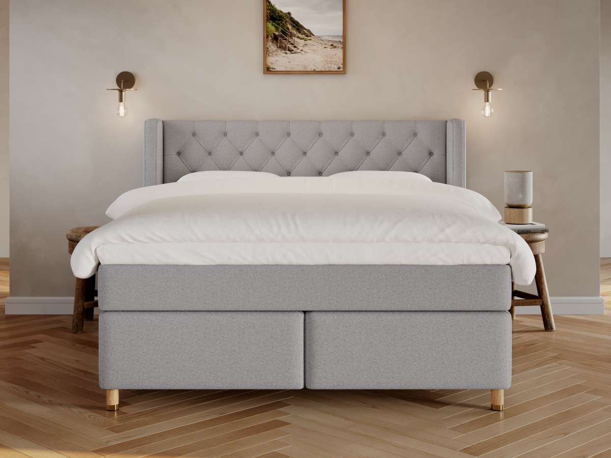 Nora Fjord 160x210 Lys grå Nordic Dream tilbyder senge med skandinavisk design og højkvalitets materialer. Oplev perfekt komfort for en god nattesøvn. Bestil din i dag!