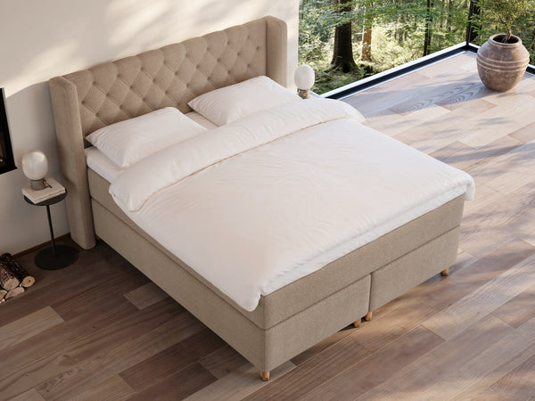 Eira Fjord 180x200 Bouclé latte Nordic Dream tilbyder senge med skandinavisk design og højkvalitets materialer. Oplev perfekt komfort for en god nattesøvn. Bestil din i dag!
