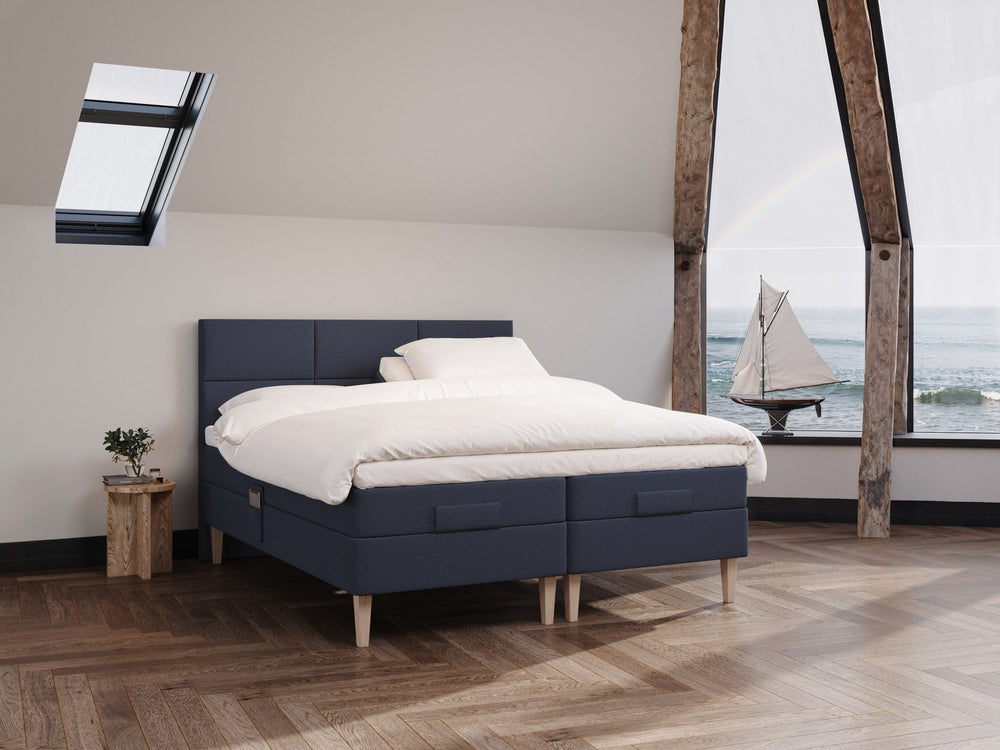 Ragna Fjord 180x200 Dyb blå Nordic Dream tilbyder senge med skandinavisk design og højkvalitets materialer. Oplev perfekt komfort for en god nattesøvn. Bestil din i dag!