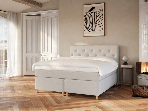 Nora Nordlys 160x210 Bouclé cream Nordic Dream tilbyder senge med skandinavisk design og højkvalitets materialer. Oplev perfekt komfort for en god nattesøvn. Bestil din i dag!