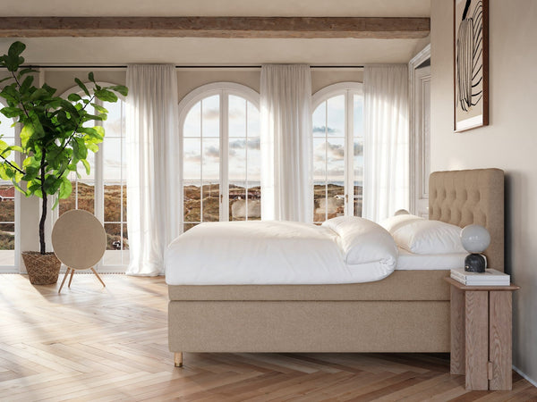 Nora Nordlys 180x200 Bouclé latte Nordic Dream tilbyder senge med skandinavisk design og højkvalitets materialer. Oplev perfekt komfort for en god nattesøvn. Bestil din i dag!