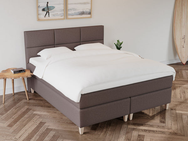 Snefrid Älv 160x210 Mørk Brun Nordic Dream tilbyder senge med skandinavisk design og højkvalitets materialer. Oplev perfekt komfort for en god nattesøvn. Bestil din i dag!
