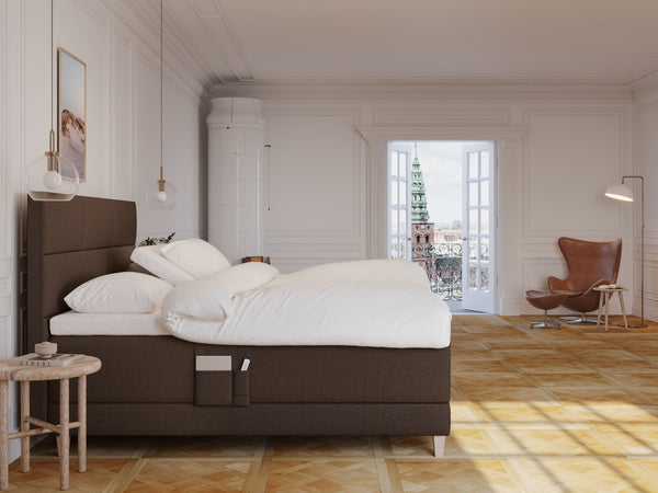 Aura Älv 210x210 Mørk brun Nordic Dream tilbyder senge med skandinavisk design og højkvalitets materialer. Oplev perfekt komfort for en god nattesøvn. Bestil din i dag!