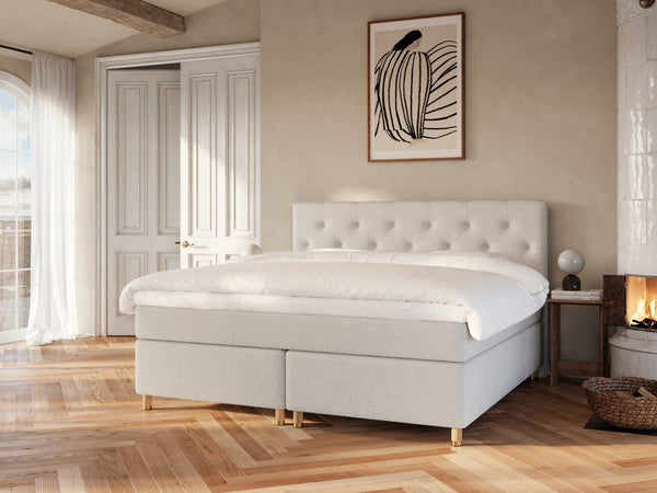 Nora Nordlys 220x220 Bouclé cream Nordic Dream tilbyder senge med skandinavisk design og højkvalitets materialer. Oplev perfekt komfort for en god nattesøvn. Bestil din i dag!