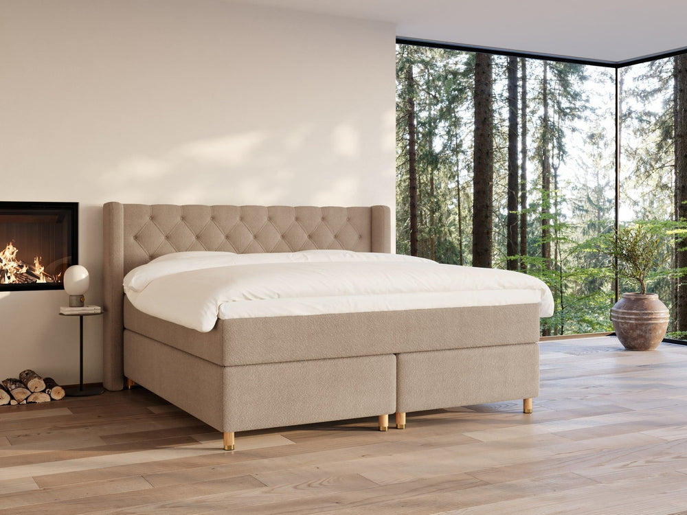 Eira Fjord 210x210 Bouclé latte Nordic Dream tilbyder senge med skandinavisk design og højkvalitets materialer. Oplev perfekt komfort for en god nattesøvn. Bestil din i dag!