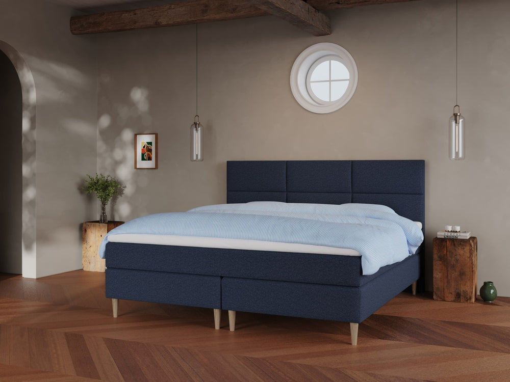 Svanhild Älv 210x210 Dyb blå Nordic Dream tilbyder senge med skandinavisk design og højkvalitets materialer. Oplev perfekt komfort for en god nattesøvn. Bestil din i dag!