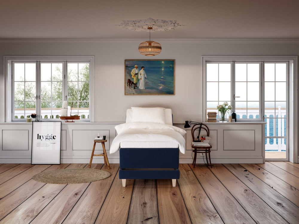 Aura Älv 90x200 Dyb blå Nordic Dream tilbyder senge med skandinavisk design og højkvalitets materialer. Oplev perfekt komfort for en god nattesøvn. Bestil din i dag!