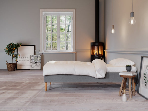Saga Fjord 90x210 Grå Nordic Dream tilbyder senge med skandinavisk design og højkvalitets materialer. Oplev perfekt komfort for en god nattesøvn. Bestil din i dag!