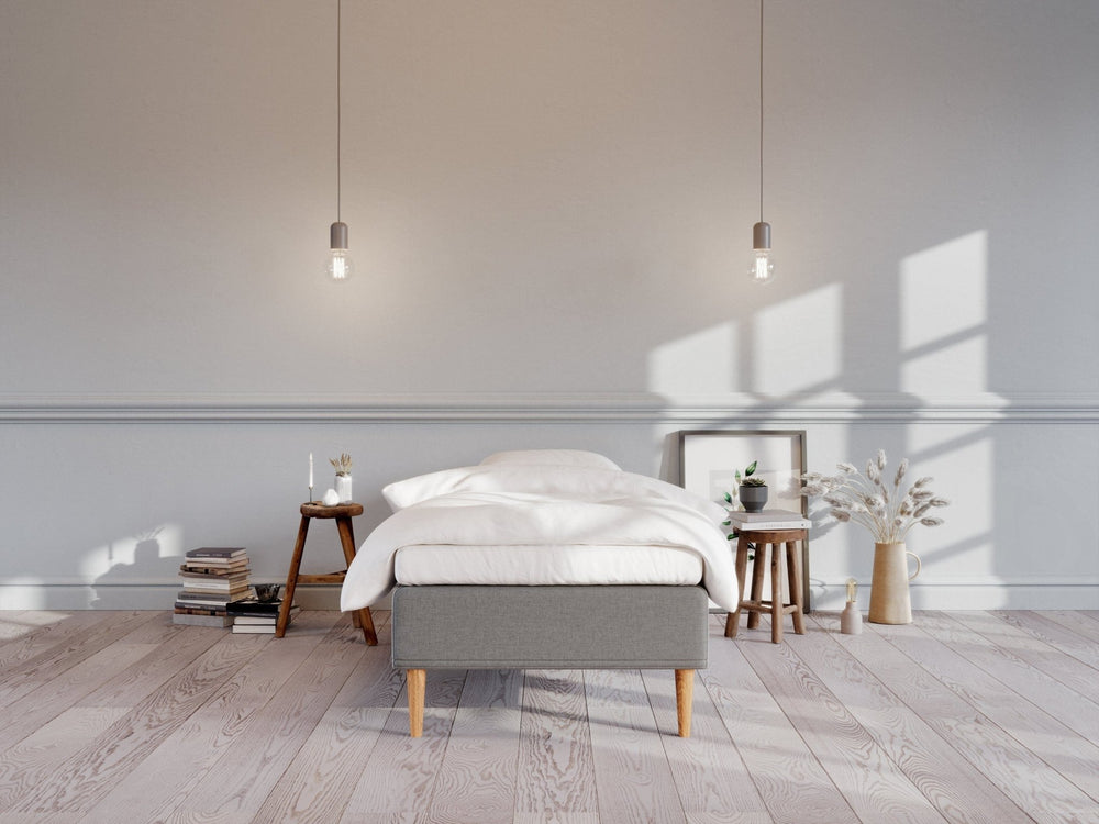 Saga Fjord 90x210 Grå Nordic Dream tilbyder senge med skandinavisk design og højkvalitets materialer. Oplev perfekt komfort for en god nattesøvn. Bestil din i dag!