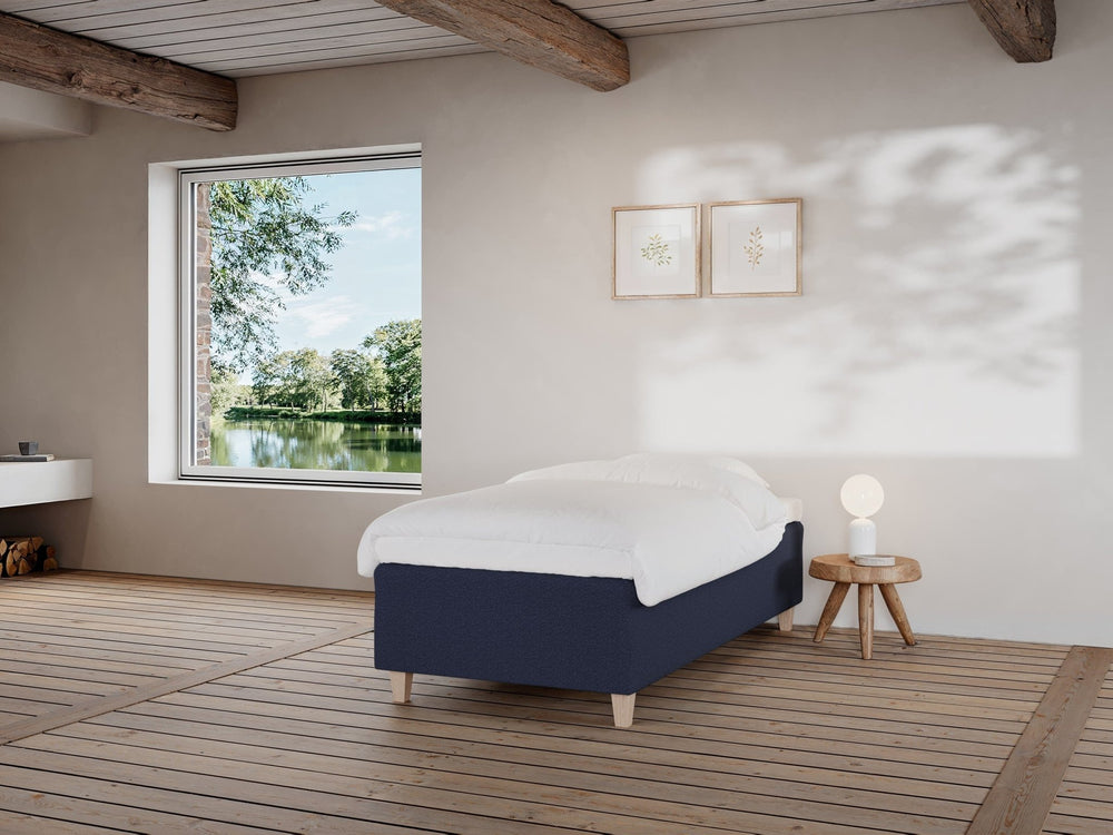 Freja Fjord 90x210 Dyb blå Nordic Dream tilbyder senge med skandinavisk design og højkvalitets materialer. Oplev perfekt komfort for en god nattesøvn. Bestil din i dag!