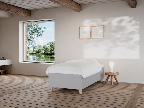 Freja Fjord 90x200 Lys grå Nordic Dream tilbyder senge med skandinavisk design og højkvalitets materialer. Oplev perfekt komfort for en god nattesøvn. Bestil din i dag!