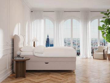 Kontinentalseng "Alva" 120x200 i macchiato stof, beige polstret hovedgærde, hvidt sengelinned, lyst trægulv og store buede
