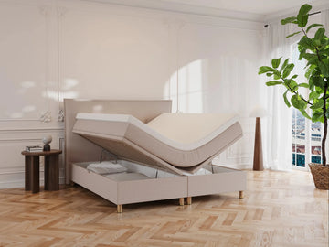 Kontinentalseng "Alva" 160x200 i macchiato stof, løftbar topmadras og opbevaring, beige tekstur, gulv til loft vindue og