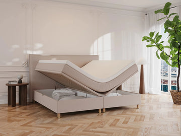 Kontinental seng "Alva" 200x200 i macchiato stof, løftbar madras og opbevaring, lys beige tekstur, træben, lyst værelse