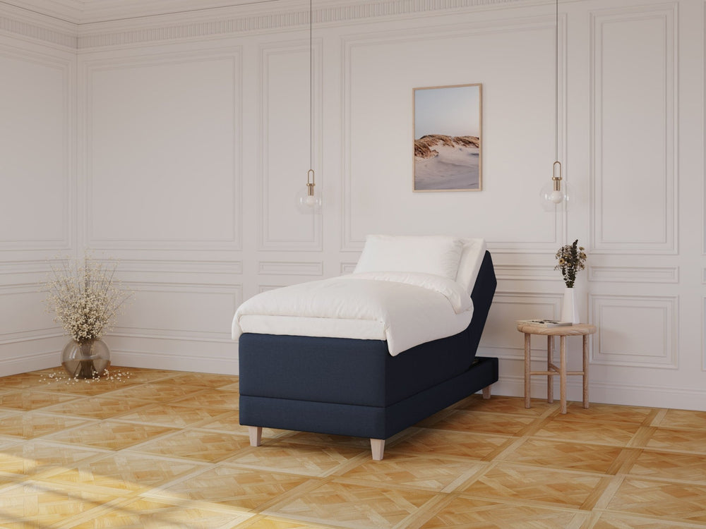 Aura Fjord 90x200 Dyb blå Nordic Dream tilbyder senge med skandinavisk design og højkvalitets materialer. Oplev perfekt komfort for en god nattesøvn. Bestil din i dag!