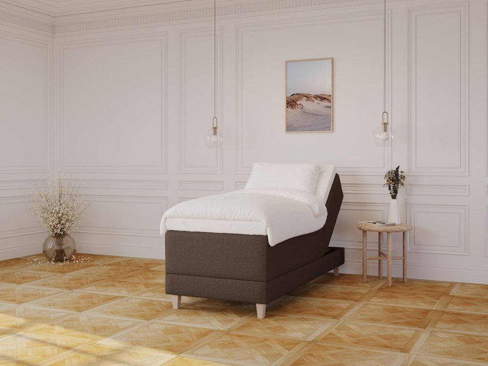 Aura Fjord 80x200 Mørk brun Nordic Dream tilbyder senge med skandinavisk design og højkvalitets materialer. Oplev perfekt komfort for en god nattesøvn. Bestil din i dag!