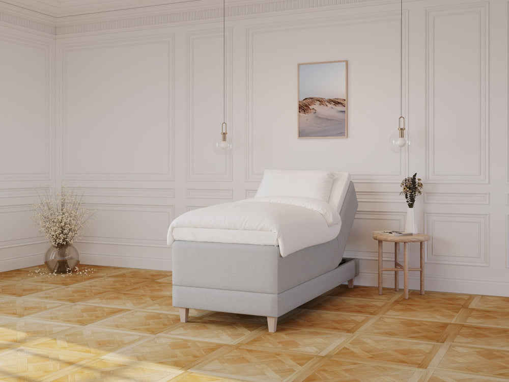 Aura Fjord 90x210 Lys grå Nordic Dream tilbyder senge med skandinavisk design og højkvalitets materialer. Oplev perfekt komfort for en god nattesøvn. Bestil din i dag!