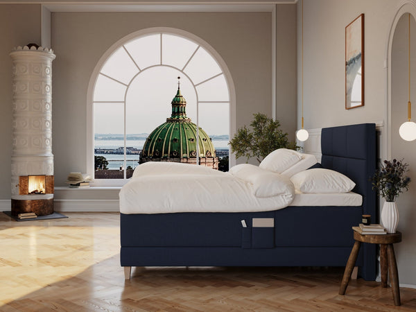 Aura Nordlys 160x200 Dyb blå Nordic Dream tilbyder senge med skandinavisk design og højkvalitets materialer. Oplev perfekt komfort for en god nattesøvn. Bestil din i dag!