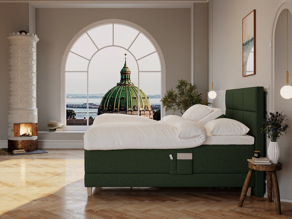 Aura Nordlys 180x210 Dyb grøn Nordic Dream tilbyder senge med skandinavisk design og højkvalitets materialer. Oplev perfekt komfort for en god nattesøvn. Bestil din i dag!