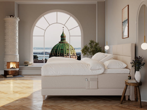 Aura Nordlys 210x210 Sand Nordic Dream tilbyder senge med skandinavisk design og højkvalitets materialer. Oplev perfekt komfort for en god nattesøvn. Bestil din i dag!