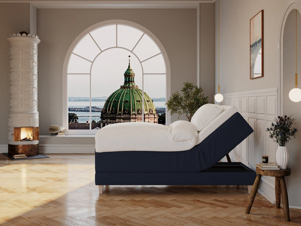 Aura Nordlys 80x200 Dyb blå Nordic Dream tilbyder senge med skandinavisk design og højkvalitets materialer. Oplev perfekt komfort for en god nattesøvn. Bestil din i dag!