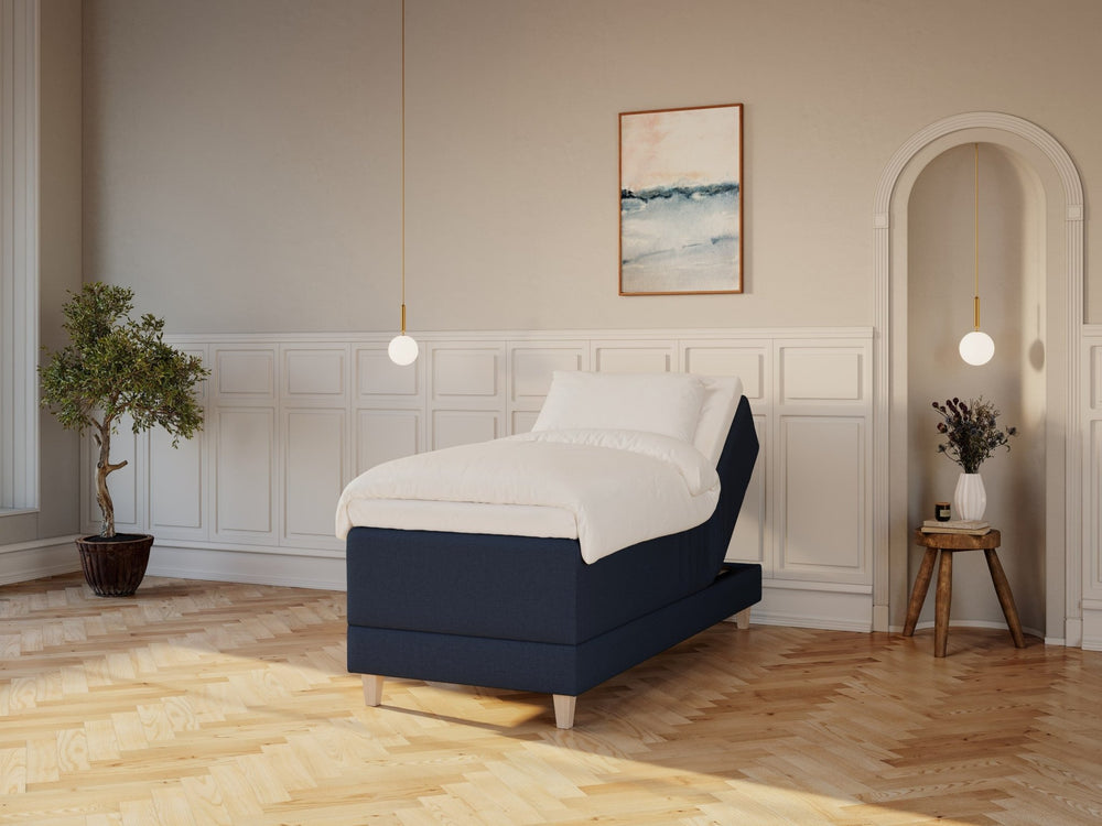 Aura Nordlys 90x200 Dyb blå Nordic Dream tilbyder senge med skandinavisk design og højkvalitets materialer. Oplev perfekt komfort for en god nattesøvn. Bestil din i dag!