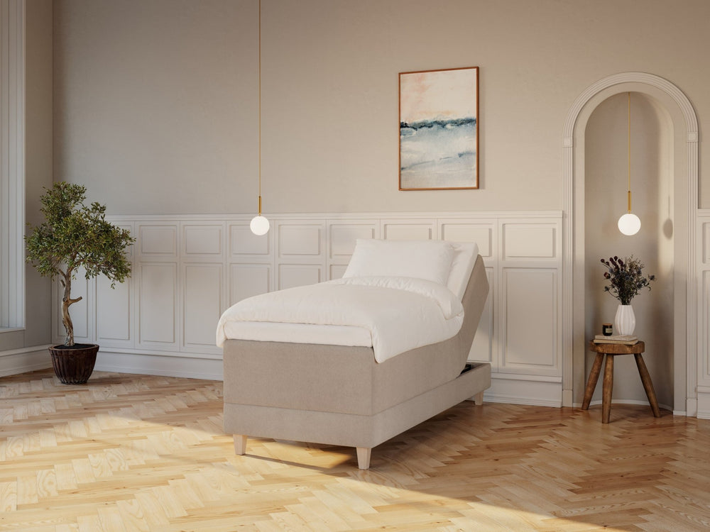 Aura Nordlys 90x210 Bouclé latte Nordic Dream tilbyder senge med skandinavisk design og højkvalitets materialer. Oplev perfekt komfort for en god nattesøvn. Bestil din i dag!