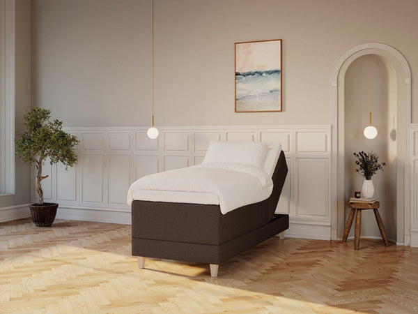 Aura Älv 90x200 Mørk brun Nordic Dream tilbyder senge med skandinavisk design og højkvalitets materialer. Oplev perfekt komfort for en god nattesøvn. Bestil din i dag!