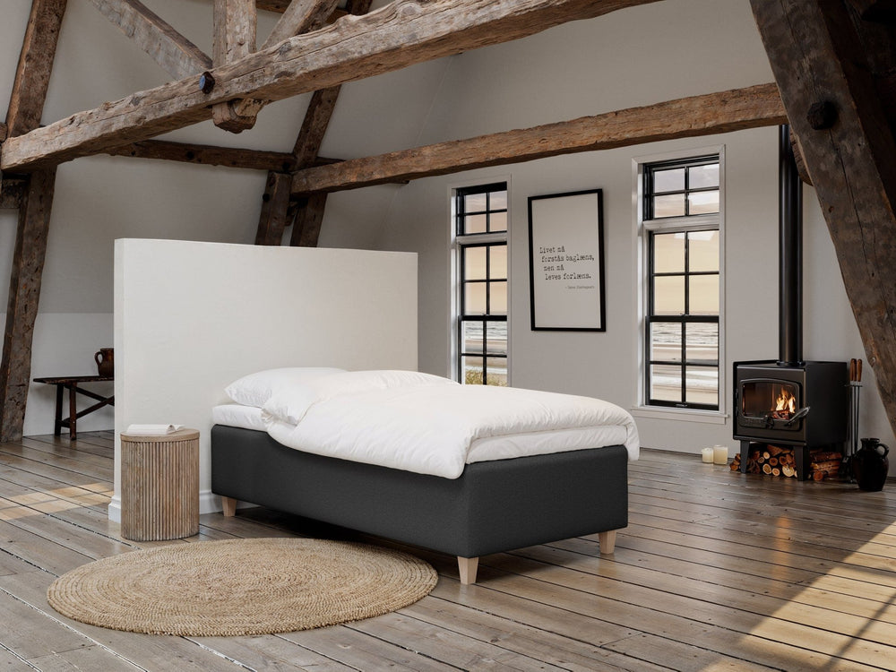 Freja Fjäll 90x210 Antracit Nordic Dream tilbyder senge med skandinavisk design og højkvalitets materialer. Oplev perfekt komfort for en god nattesøvn. Bestil din i dag!