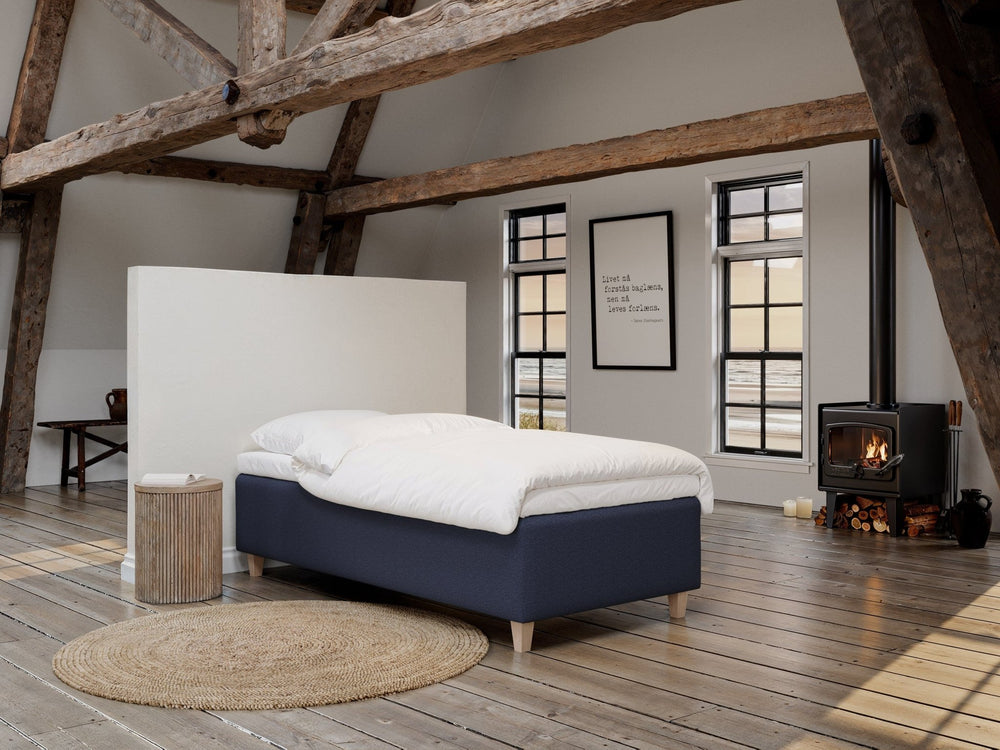 Freja Älv 90x200 Dyb blå Nordic Dream tilbyder senge med skandinavisk design og højkvalitets materialer. Oplev perfekt komfort for en god nattesøvn. Bestil din i dag!