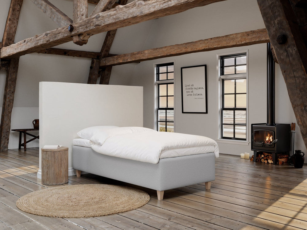 Freja Fjäll 90x210 Lys grå Nordic Dream tilbyder senge med skandinavisk design og højkvalitets materialer. Oplev perfekt komfort for en god nattesøvn. Bestil din i dag!
