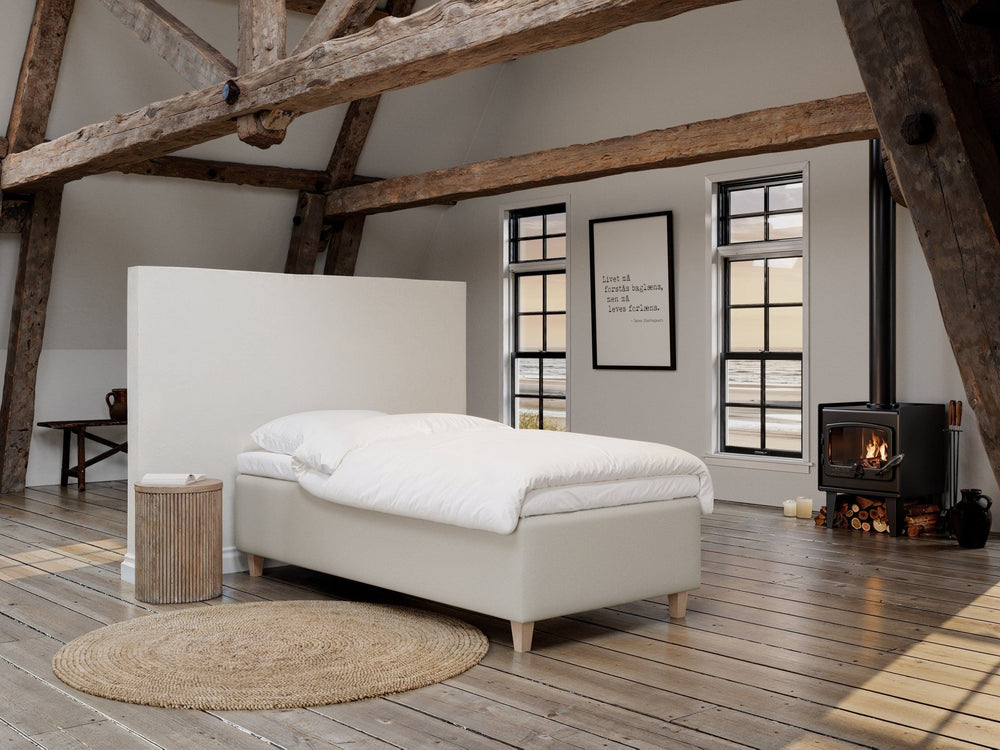 Freja Fjäll 90x210 Sand Nordic Dream tilbyder senge med skandinavisk design og højkvalitets materialer. Oplev perfekt komfort for en god nattesøvn. Bestil din i dag!