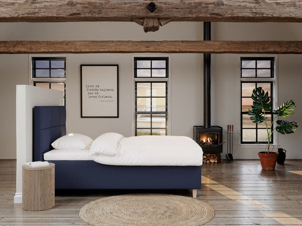 Freja Nordlys 140x200 Dyb blå Nordic Dream tilbyder senge med skandinavisk design og højkvalitets materialer. Oplev perfekt komfort for en god nattesøvn. Bestil din i dag!