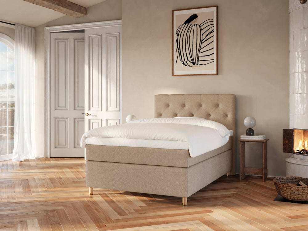 Nora Nordlys 140x200 Bouclé latte Nordic Dream tilbyder senge med skandinavisk design og højkvalitets materialer. Oplev perfekt komfort for en god nattesøvn. Bestil din i dag!