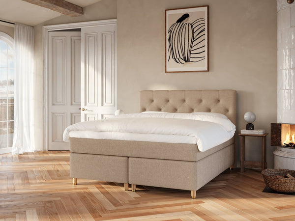 Nora Nordlys 180x200 Bouclé latte Nordic Dream tilbyder senge med skandinavisk design og højkvalitets materialer. Oplev perfekt komfort for en god nattesøvn. Bestil din i dag!