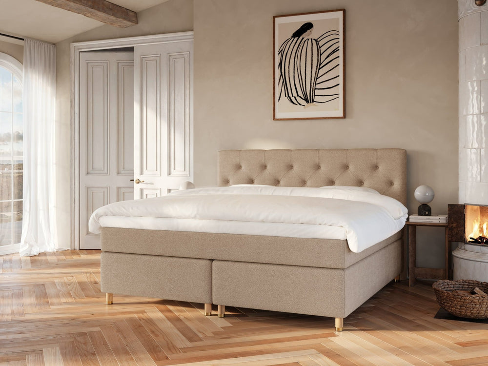 Nora Nordlys 210x210 Bouclé latte Nordic Dream tilbyder senge med skandinavisk design og højkvalitets materialer. Oplev perfekt komfort for en god nattesøvn. Bestil din i dag!