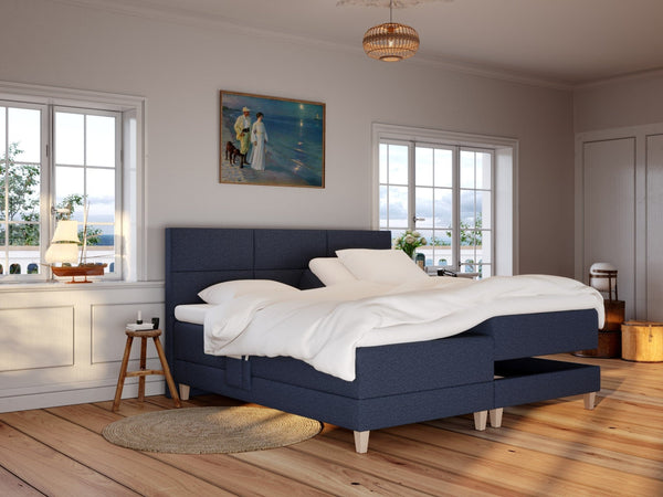 Aura Älv 210x210 Dyb blå Nordic Dream tilbyder senge med skandinavisk design og højkvalitets materialer. Oplev perfekt komfort for en god nattesøvn. Bestil din i dag!
