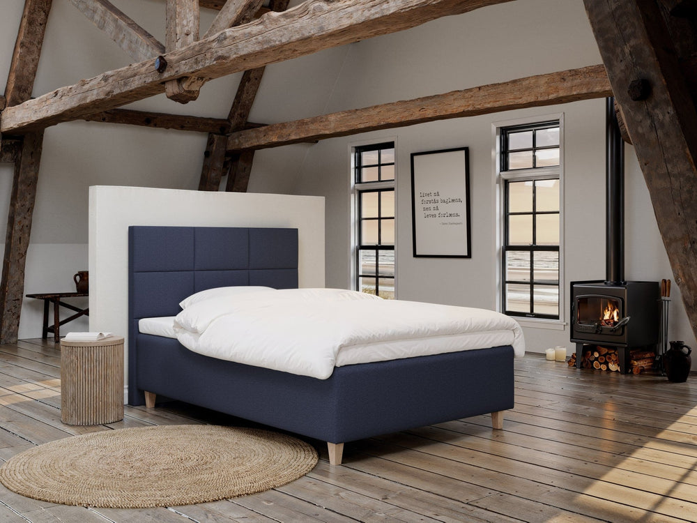 Freja Nordlys 140x200 Dyb blå Nordic Dream tilbyder senge med skandinavisk design og højkvalitets materialer. Oplev perfekt komfort for en god nattesøvn. Bestil din i dag!