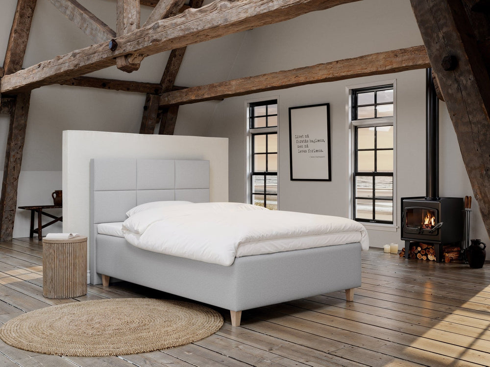 Freja Nordlys 140x200 Lys grå Nordic Dream tilbyder senge med skandinavisk design og højkvalitets materialer. Oplev perfekt komfort for en god nattesøvn. Bestil din i dag!
