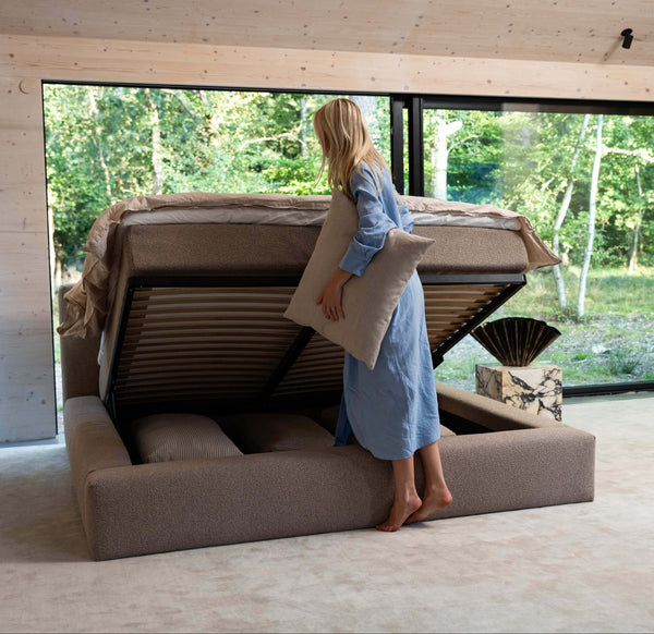 sengeramme med opbevaring åben