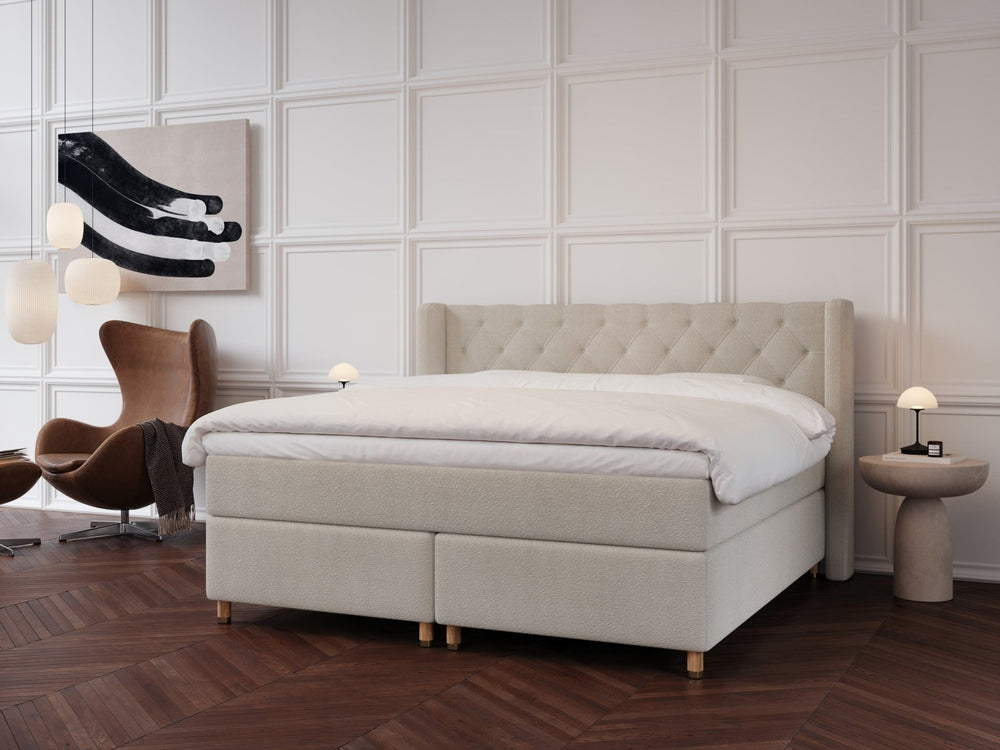 Eira Fjäll 200x200 Bouclé cream Nordic Dream tilbyder senge med skandinavisk design og højkvalitets materialer. Oplev perfekt komfort for en god nattesøvn. Bestil din i dag!