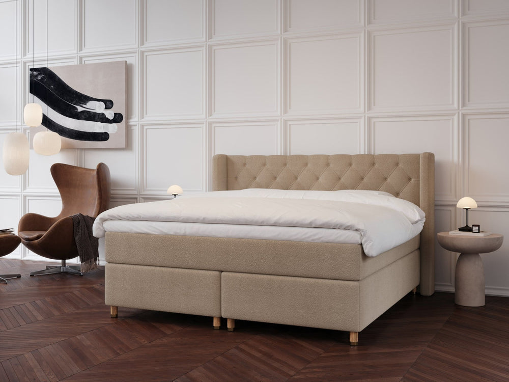 Eira Fjäll 200x200 Bouclé latte Nordic Dream tilbyder senge med skandinavisk design og højkvalitets materialer. Oplev perfekt komfort for en god nattesøvn. Bestil din i dag!