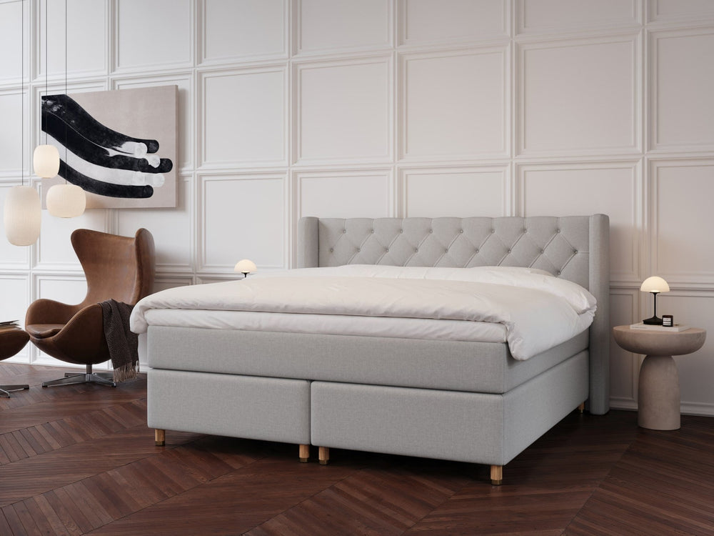 Eira Fjäll 220x220 Lys grå Nordic Dream tilbyder senge med skandinavisk design og højkvalitets materialer. Oplev perfekt komfort for en god nattesøvn. Bestil din i dag!