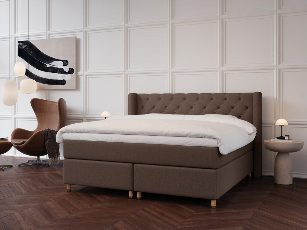 Eira Fjäll 220x220 Mørk brun Nordic Dream tilbyder senge med skandinavisk design og højkvalitets materialer. Oplev perfekt komfort for en god nattesøvn. Bestil din i dag!