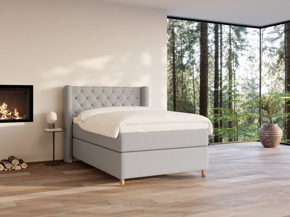 Eira Fjord 140x200 Lys grå Nordic Dream tilbyder senge med skandinavisk design og højkvalitets materialer. Oplev perfekt komfort for en god nattesøvn. Bestil din i dag!