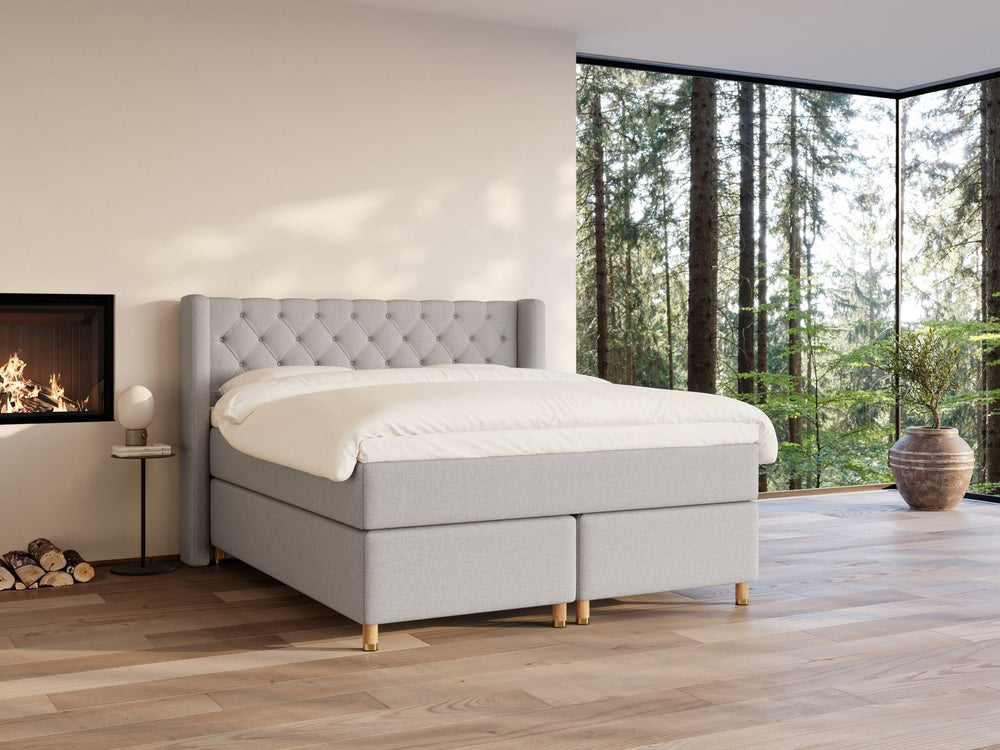 Eira Fjord 180x200 Lys grå Nordic Dream tilbyder senge med skandinavisk design og højkvalitets materialer. Oplev perfekt komfort for en god nattesøvn. Bestil din i dag!