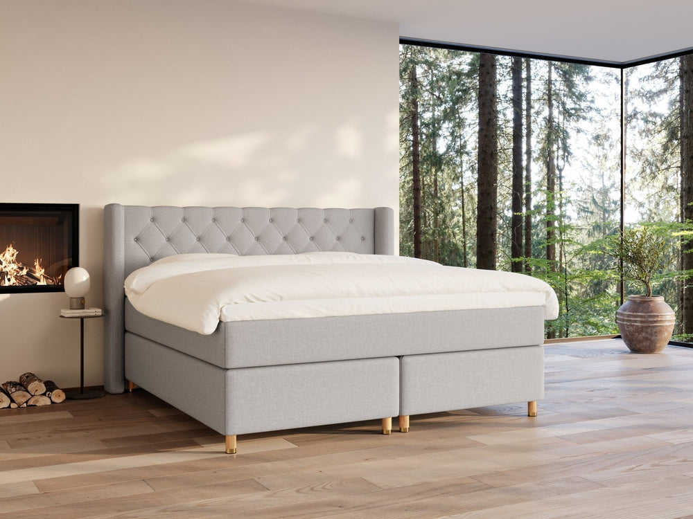 Eira Fjord 220x220 Lys grå Nordic Dream tilbyder senge med skandinavisk design og højkvalitets materialer. Oplev perfekt komfort for en god nattesøvn. Bestil din i dag!